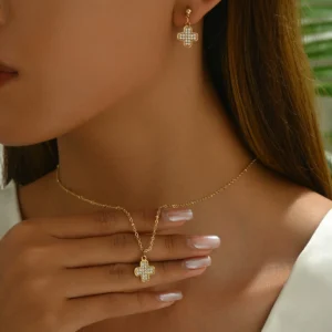 时尚简约韩版女士镶嵌锆石项链耳环套装个性四叶草设计锁骨链耳钉耳饰+项饰常规链椭圆