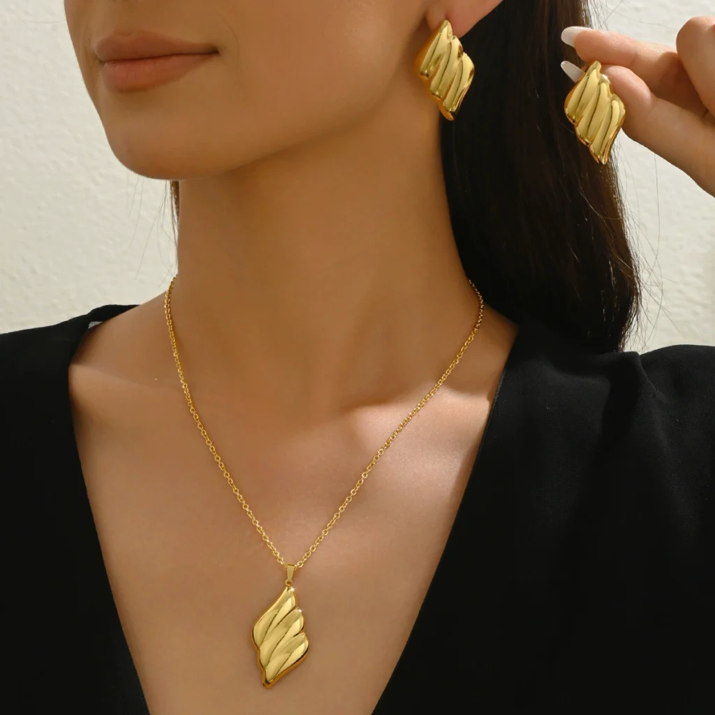 Geometric Vintage European Women'S Pendant Necklace Set Designer Gold Earrings Elegant Alloy Earring & Necklace Set