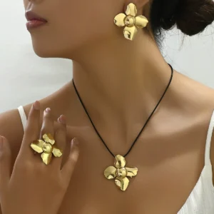 简约嘻哈风花朵耳环戒指套装个性18K金电镀长款项链女士首饰合金耳饰+项饰+手饰常
